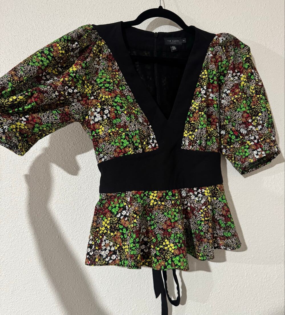 Ted Baker London Camilya Floral Plunge V-Neck Peplum Blouse Puff Sleeve 2 Chic